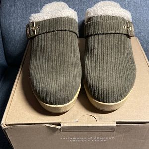 8.5 med Dr Scholl’s original collection Pixie Clog Mules, faux shearing lined.